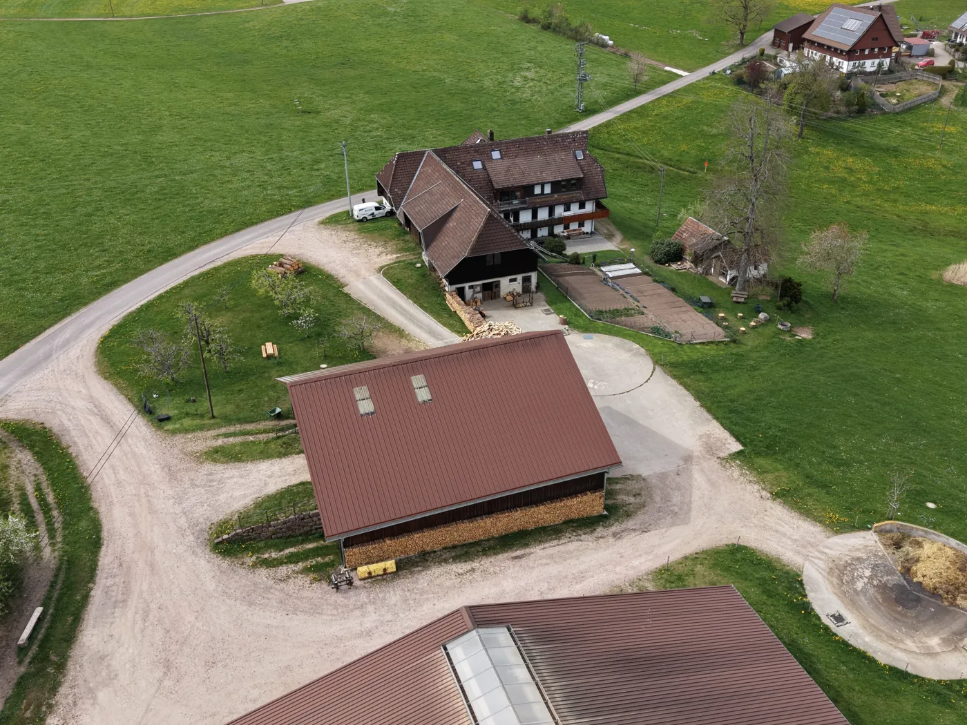 Luftaufnahme einer Hofstelle mit Wohnhaus und Nebengebäude auf freier Fläche