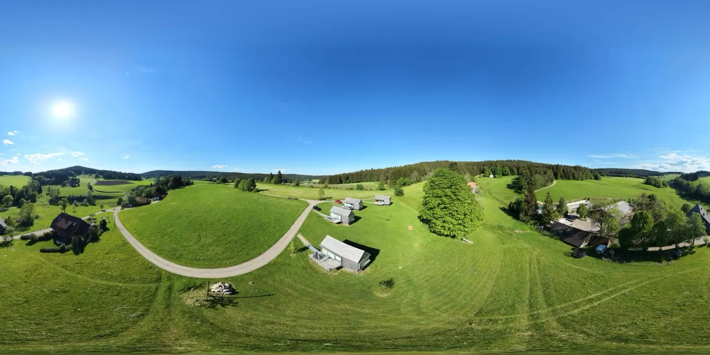 360-Grad-Panorama eines Schwarzwaldhofs inmitten grüner Wiesen unter blauem Himmel