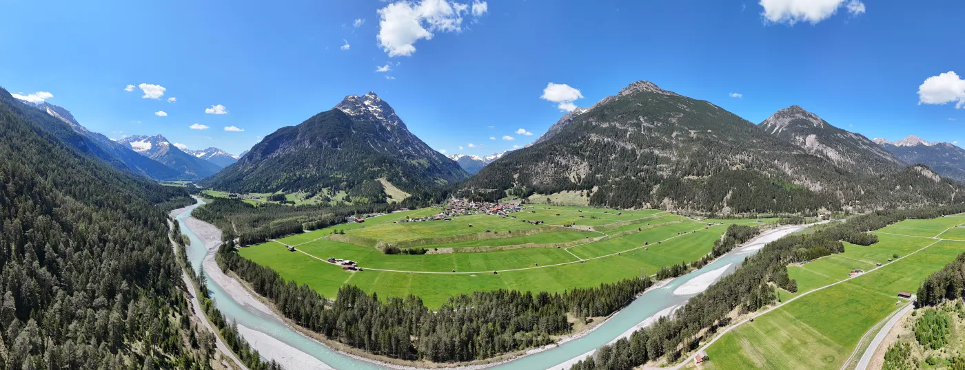 360-Grad-Panorama eines Flusstals mit umliegenden Bergen und Wäldern