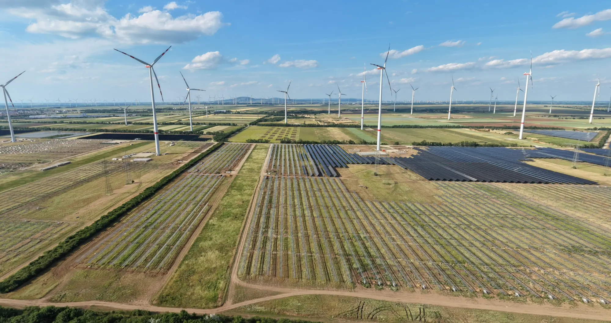 Luftaufnahme eines Solar- und Windparks mit landwirtschaftlichen Flächen
