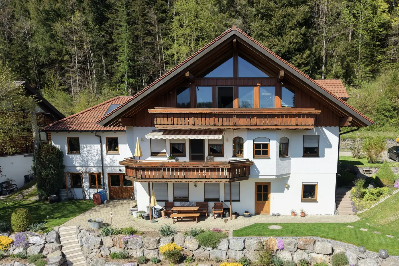 Luftaufnahme eines traditionellen Bauernhofs mit großem Wohn- und Wirtschaftsgebäude